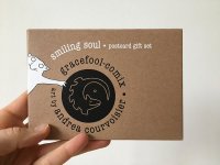 "smiling soul postcard gift set"/ Kartonverpackung vom Postkarten-Geschenkset (9 Postkarten)